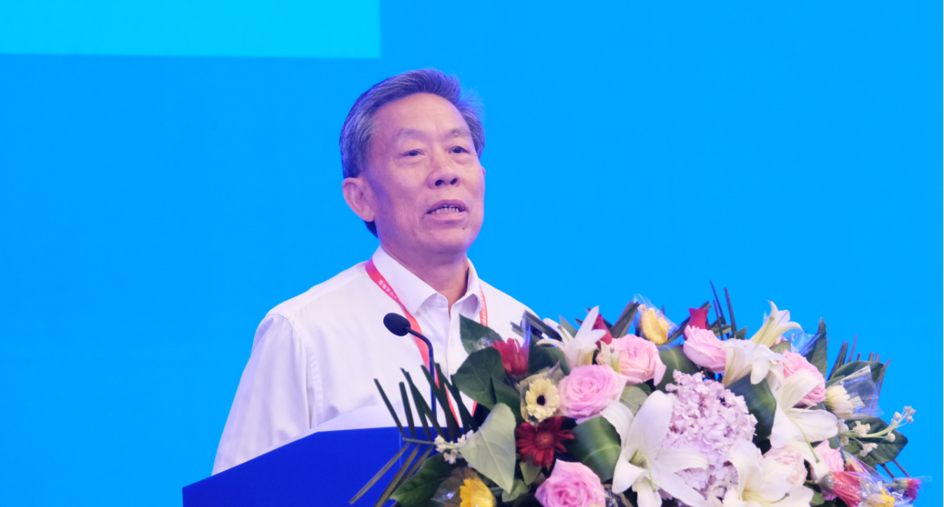 湖北省政协原副主席、湖北省老科技工作者协会会长郭跃进作主旨报告